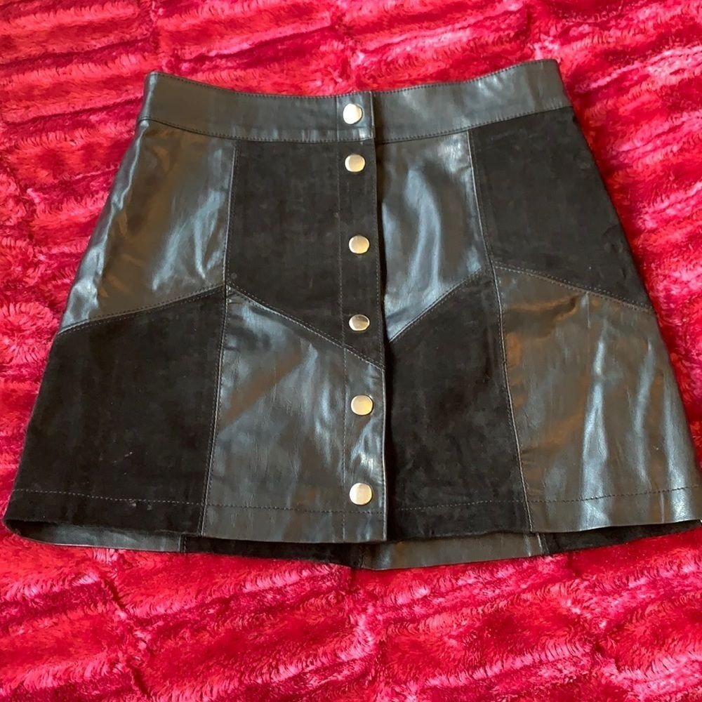 Forever 21 Button-Front Black Mini Skirt Faux leather / suede patchwork Size 26 - Picture 4 of 7